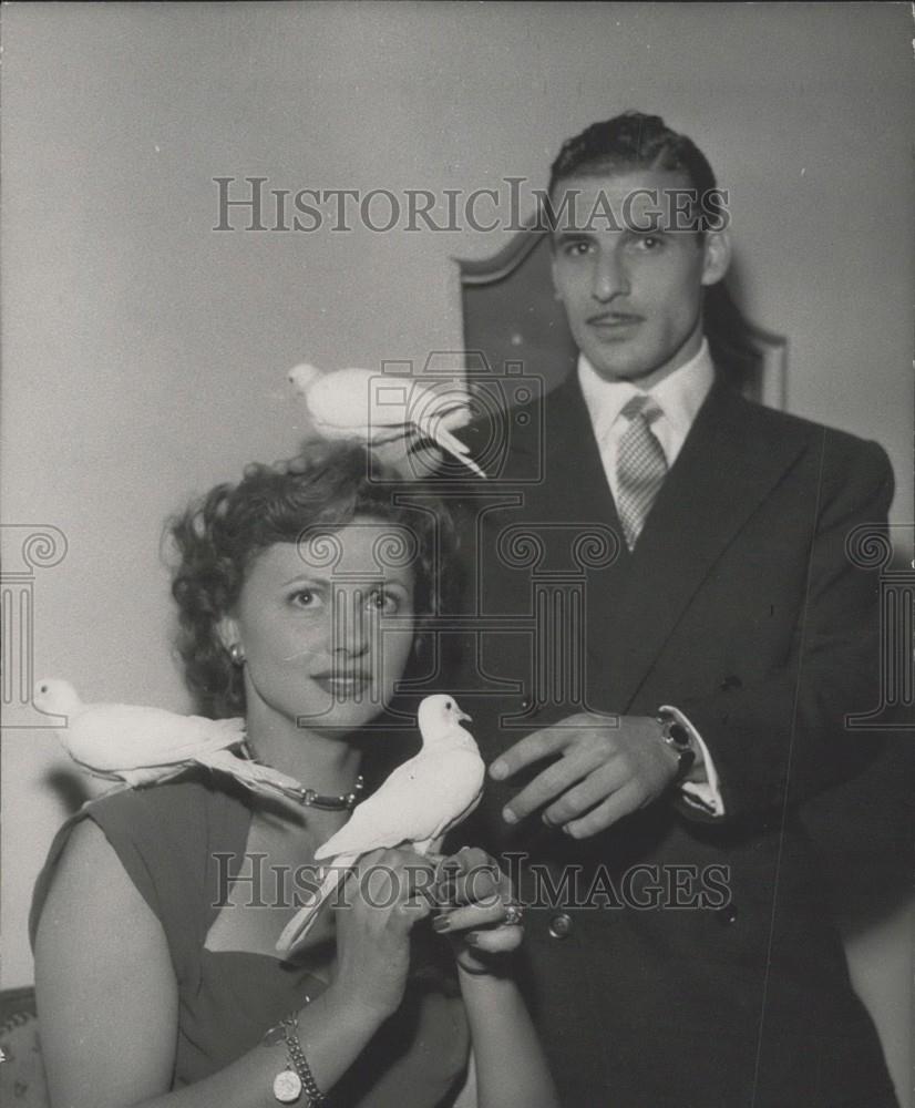 1953 Press Photo Jeso Amalfi Brazilian Football Player Engaged Madeleine Lebeau - Historic Images