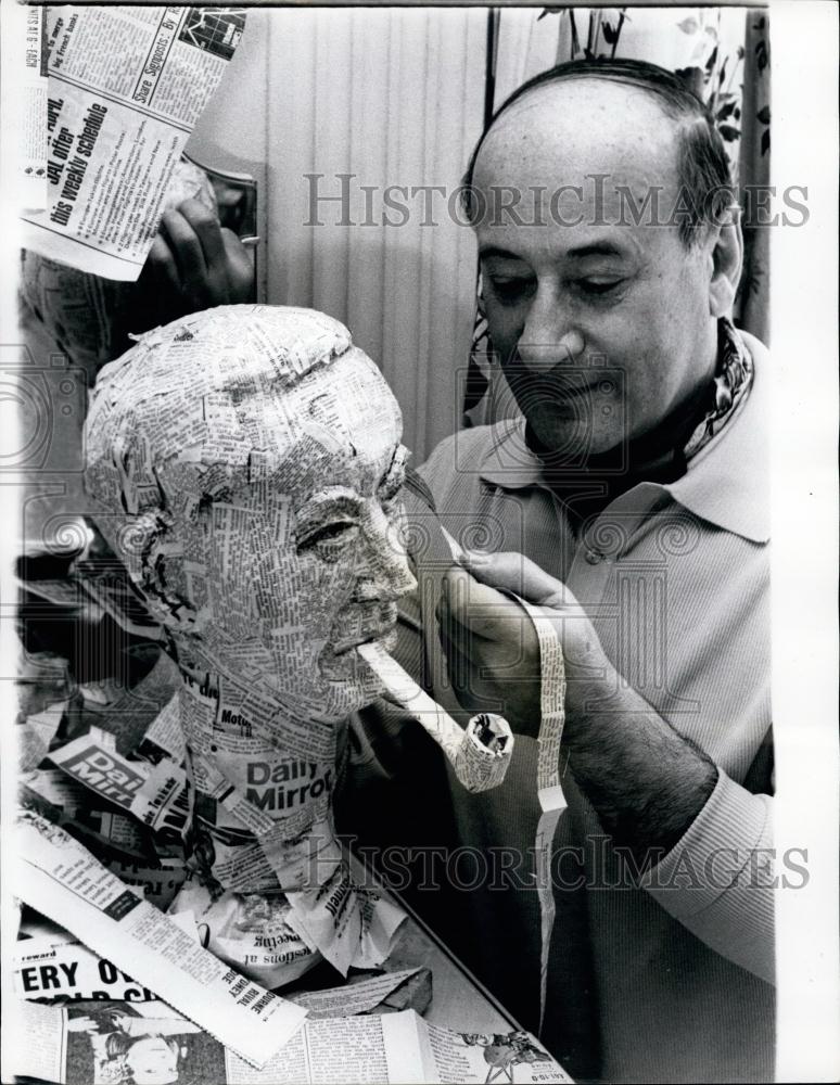Press Photo Newspaper Sculptor Charles Tullio Working On Prime Minister Wilson - Historic Images