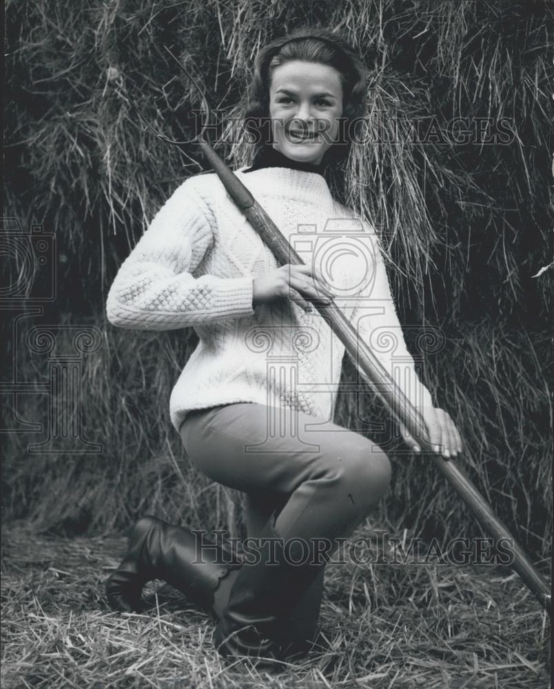 1964 Press Photo Elizabeth Heald ,model at home on her farm - Historic Images