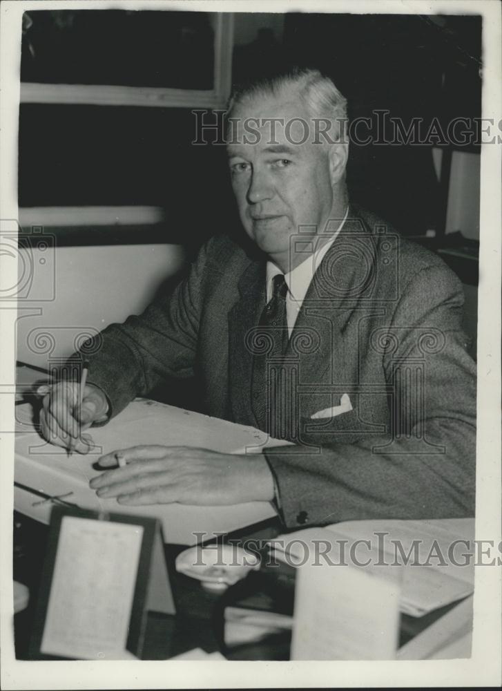 1957 Press Photo Cambridge University biologist ,Sir Alexander R. Todd, - Historic Images