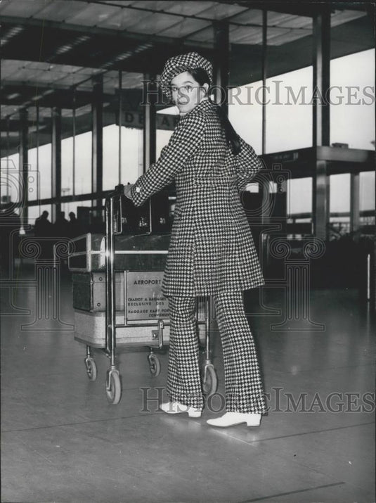 1965 Press Photo Charlie Chaplin's Daughter Actress Geraldine In Airport - Historic Images