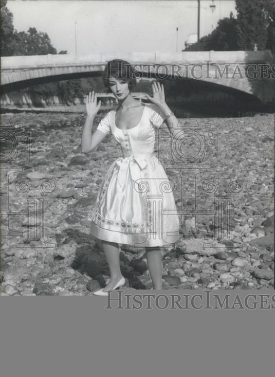 1961 Press Photo Designer Werner Wunderlich and his Drindl Collection - Historic Images