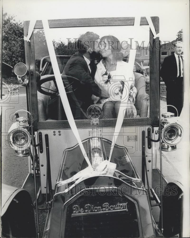 1963 Press Photo The groom and bride in a 1907 De Dion Bouton to their reception - Historic Images