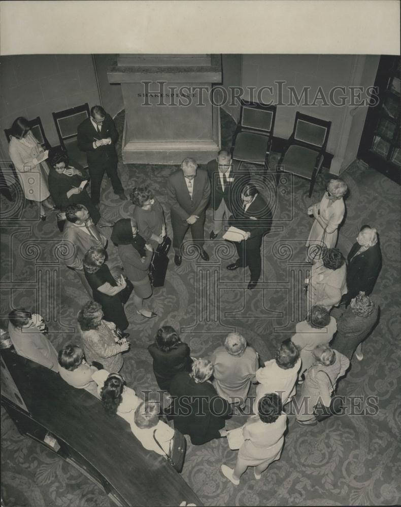 1965 Press Photo Mr. George Hoare explains the history of the Drury Lane Ghost - Historic Images