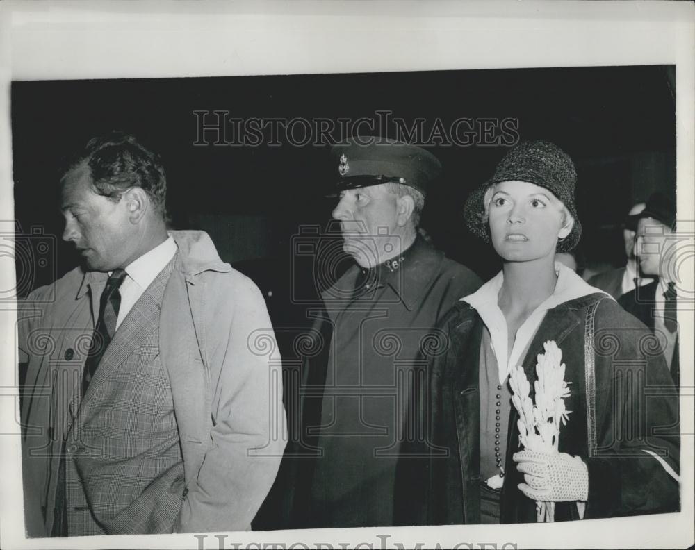 1953 Press Photo Actress Eva Bartok Marquess Of Milford Haven Arrival London - Historic Images