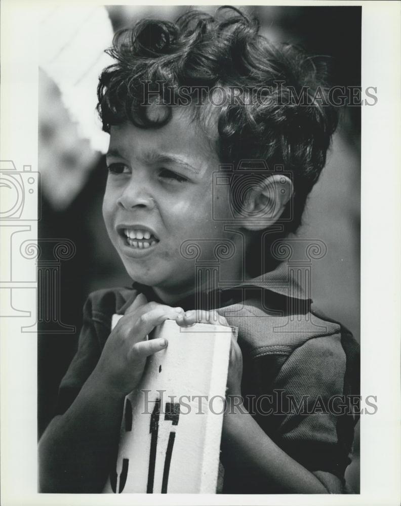 Press Photo young Cuban refugee tent city Fort Walton Beach fairgrounds Air Base - Historic Images