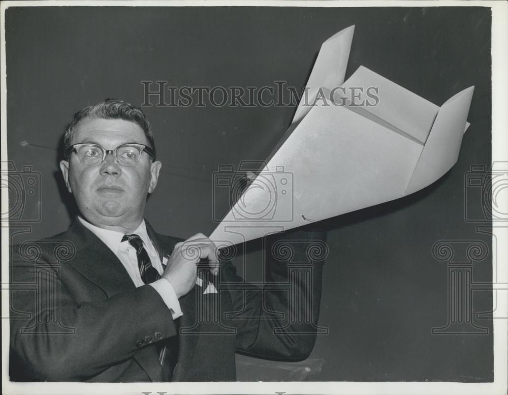 1959 Press Photo Dr. W.P. Hilton ,aerodynamicist - Historic Images