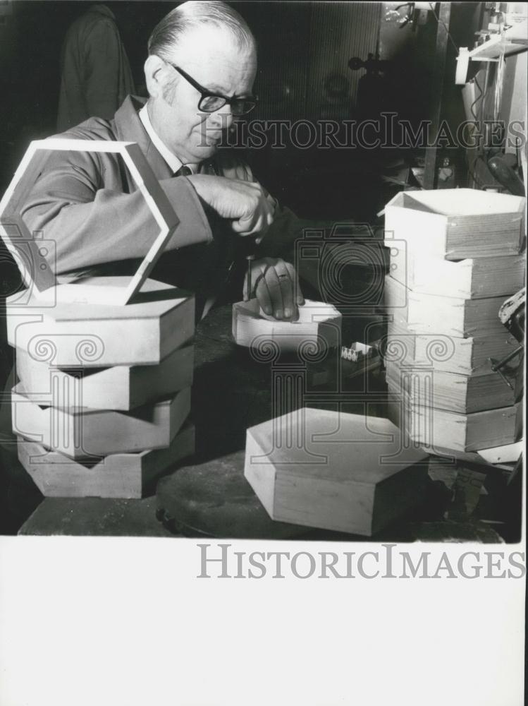 Press Photo Henry Crabb Senior Carving Cutting Concertine Frames Orders - Historic Images