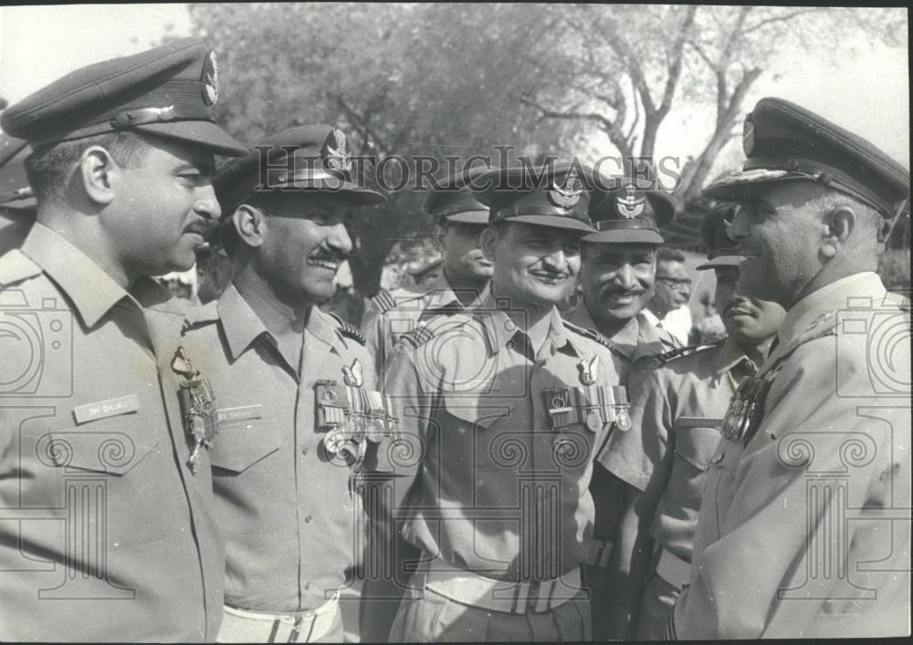 Press Photo Air Chief Marshal O.P. Mehra and others - Historic Images