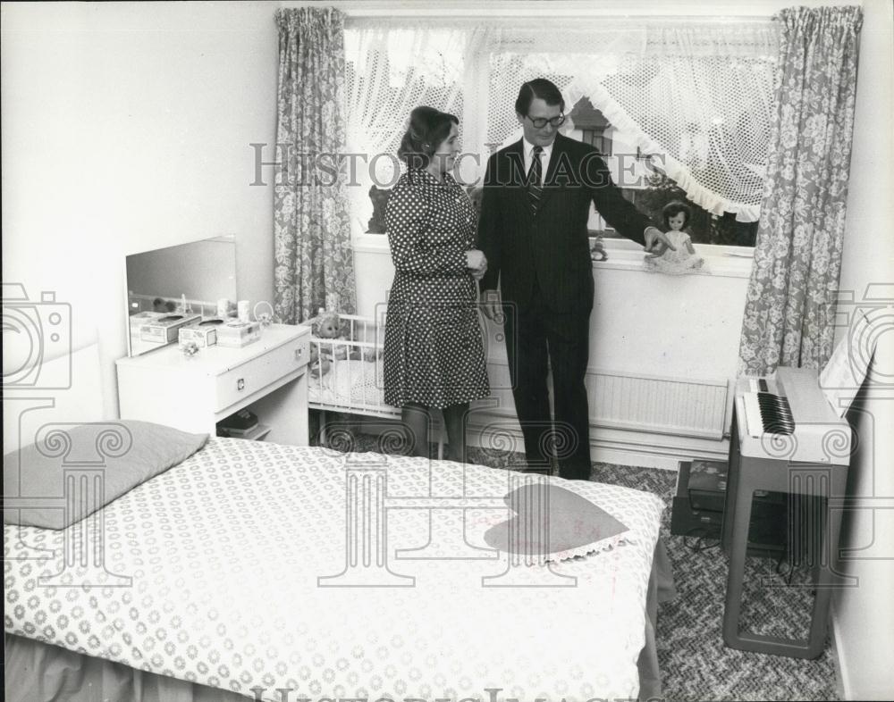 1976 Press Photo US Ambassador Elliot Richardson Visits GLC Estate - Historic Images