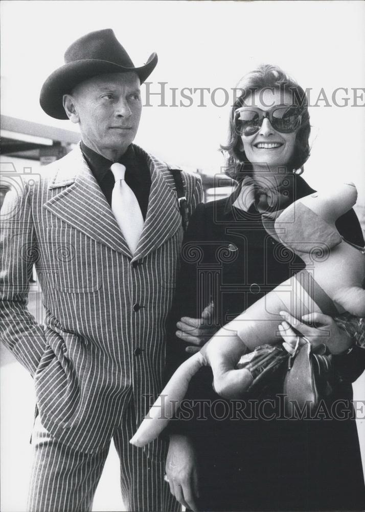 Press Photo actor Yul Brynner and wife Jaqueline in Germany - Historic Images