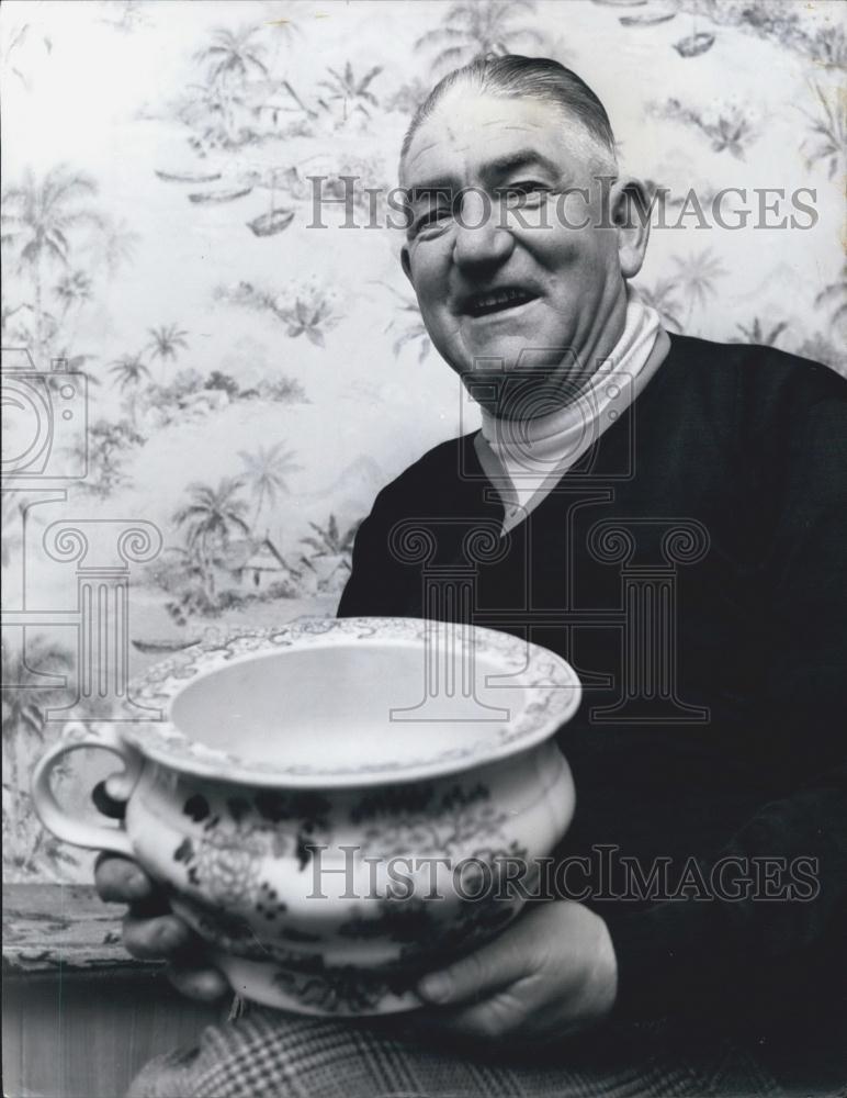 Press Photo Ted Steele with his Wedgewood Chamber Pot - Historic Images