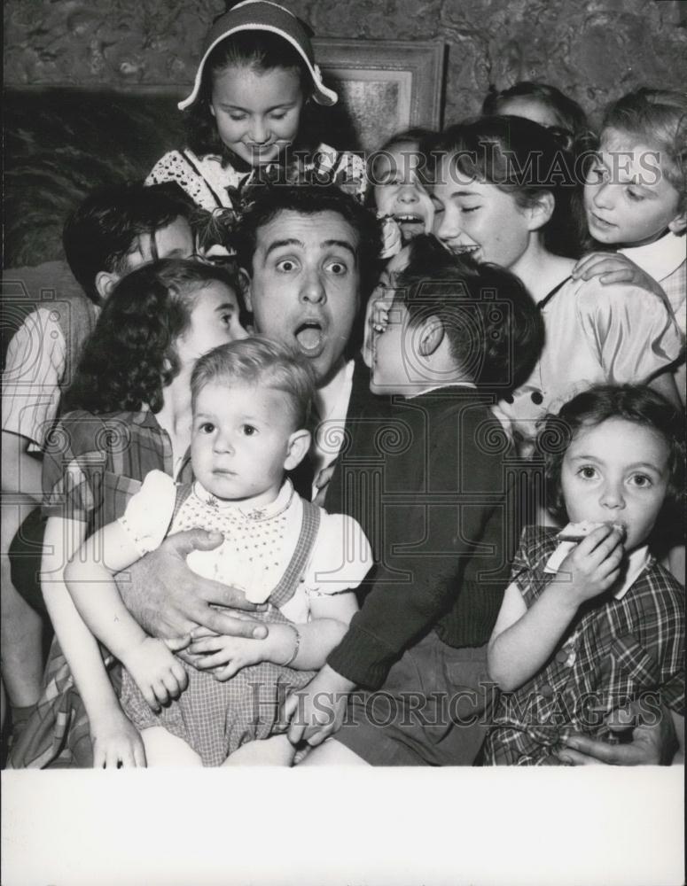 1954 Press Photo Jean Bertonniere surrounded by children - Historic Images