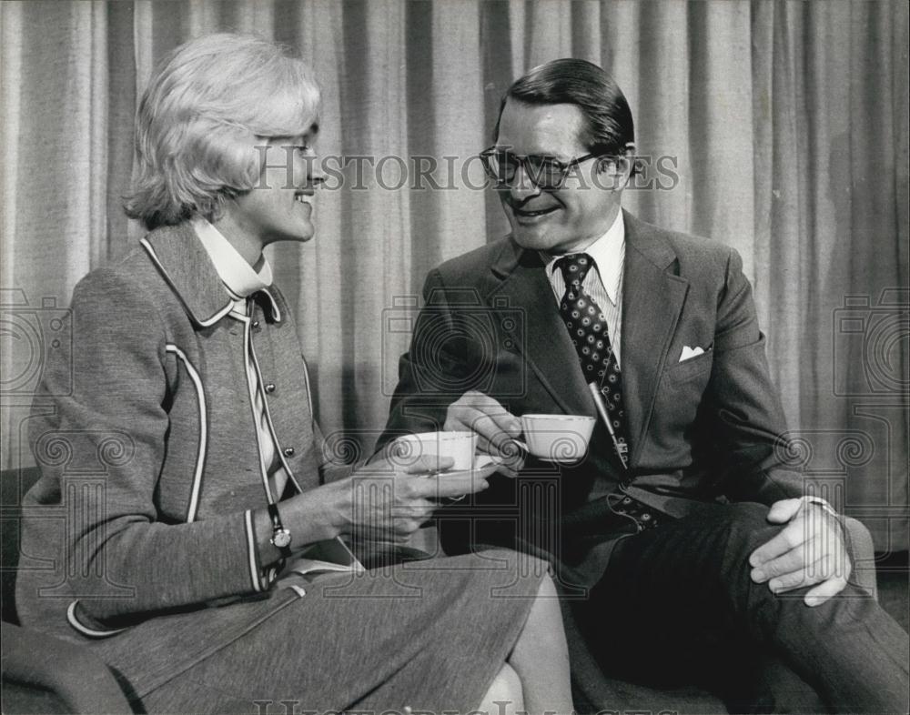 1975 Press Photo New American Ambassador Elliot Richardson Arrives In Britain - Historic Images