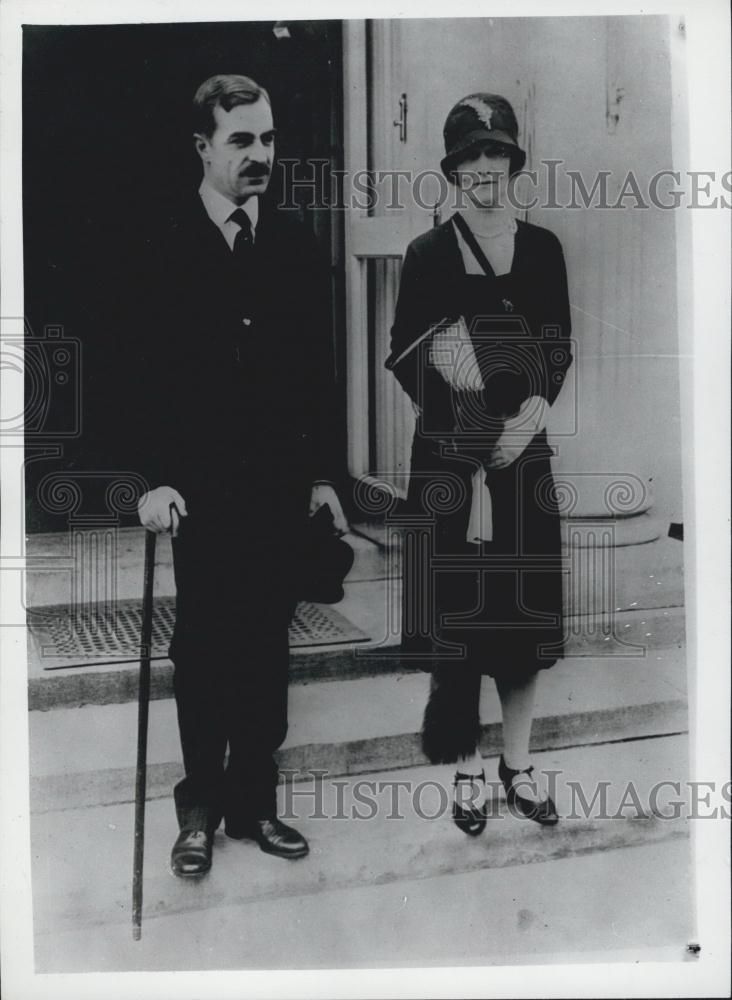 1928 Press Photo Lady actor at white home - Historic Images