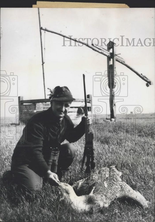 1964 Press Photo Karl Wolf and his Buzzard - Historic Images