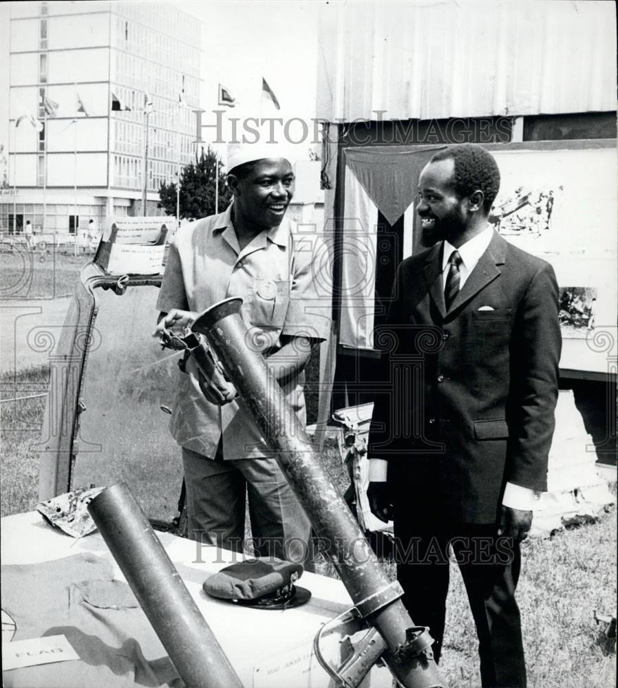 1973 Press Photo Sandra Machel &amp;Hashim Mbitta with Portugese weapons - Historic Images