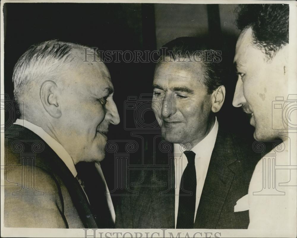 1964 Press Photo Mr. Peter Thomas (center) leader of the British Delegation - Historic Images