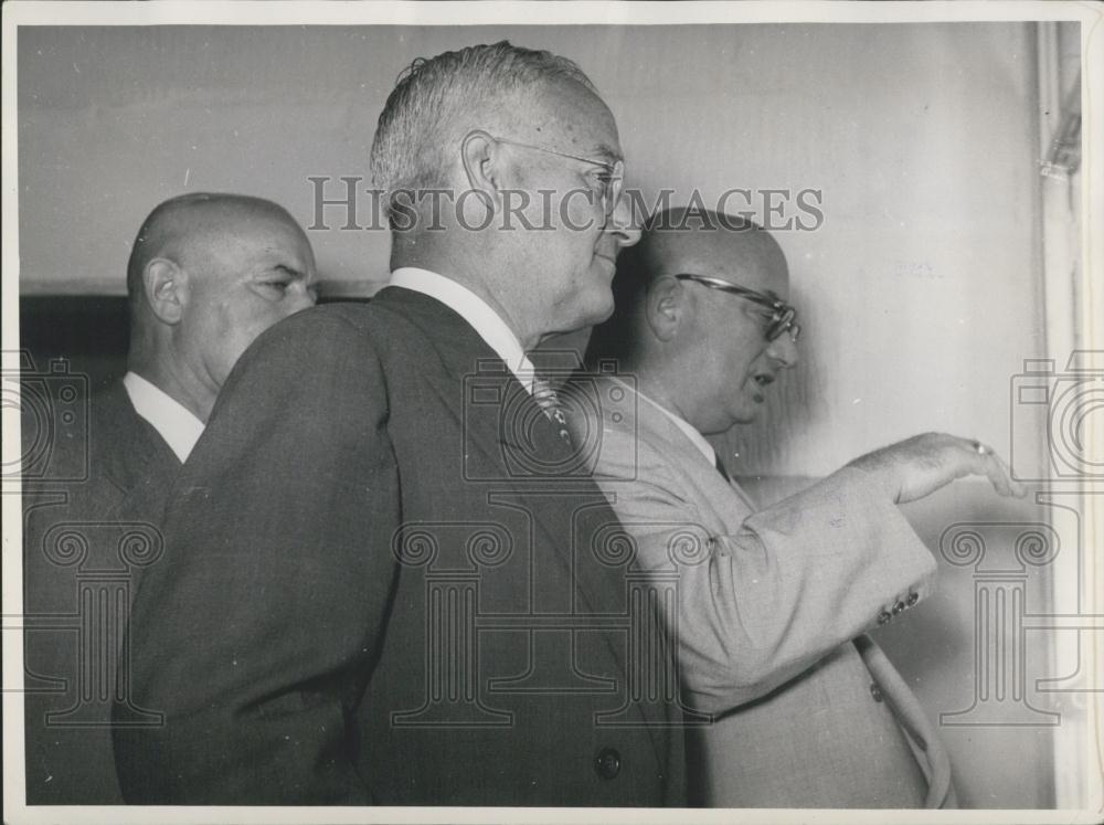 Press Photo Dr. Clyde E. Williams, president of Battelle Memorial Institute, - Historic Images