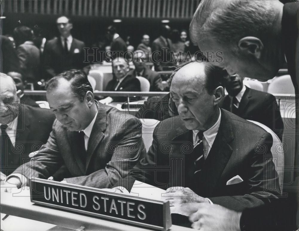 1964 Press Photo Adlai Stevenson of the United States Attends UN Meeting - Historic Images