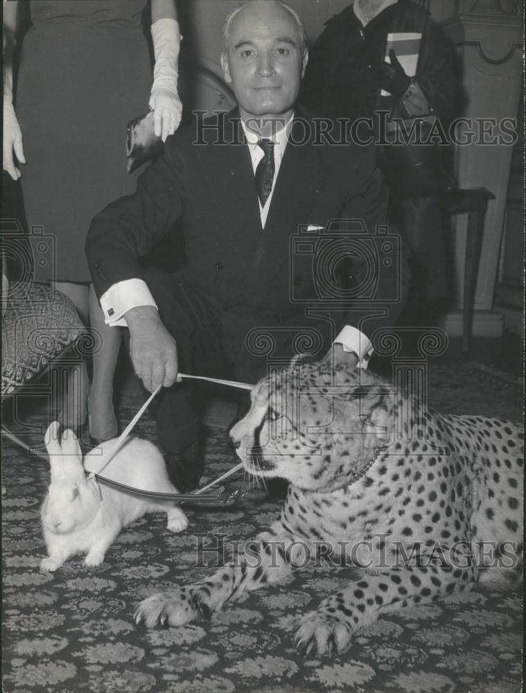 1960 Press Photo Andre Mercier and his leopard - Historic Images