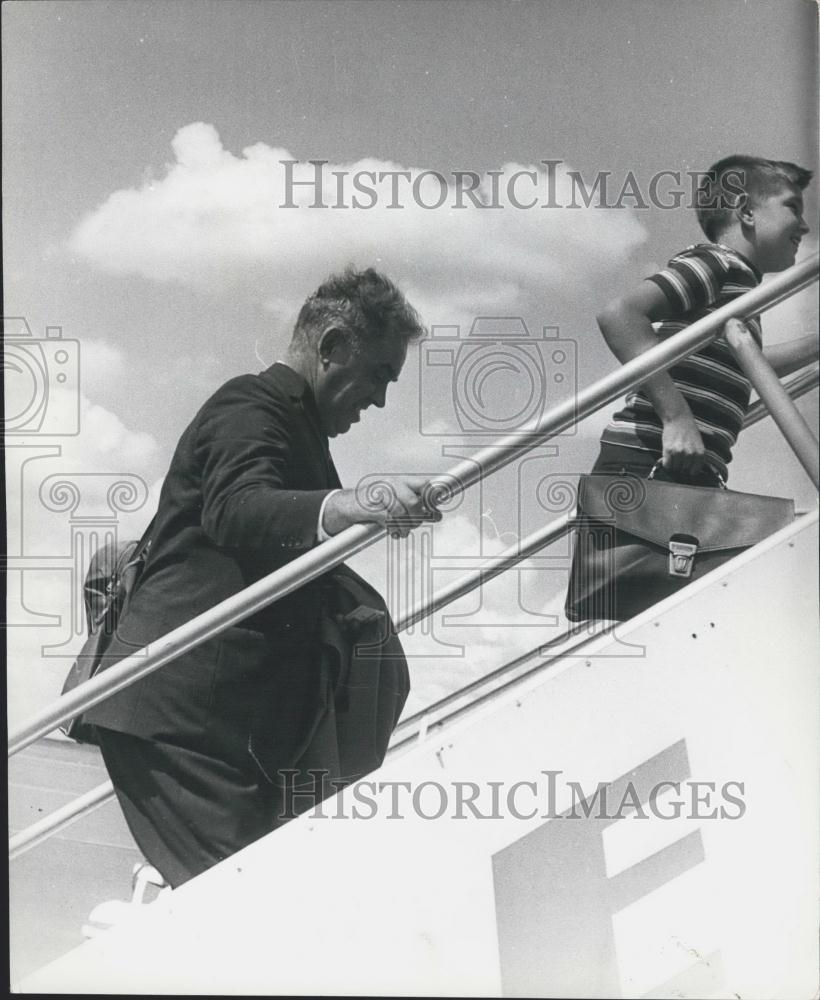 Press Photo Russian Embassy Secretary Victor Eliseev Boarding Moscow Plane - Historic Images