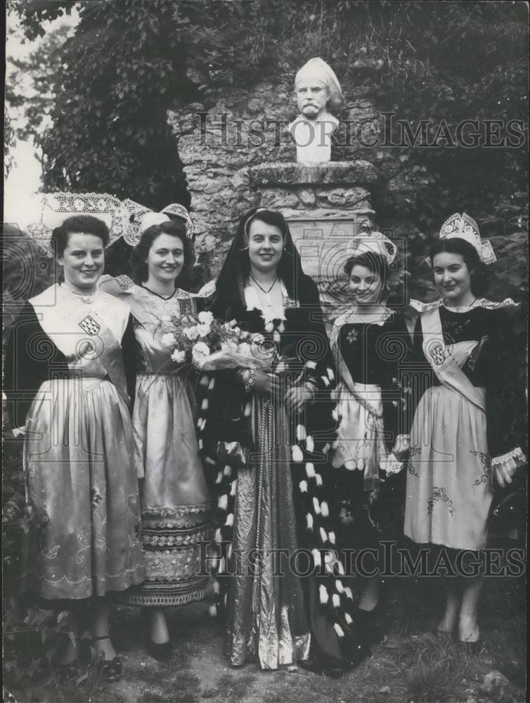 1952 Press Photo Bretons Festival Maryvone Corbel With Ladies In Waiting - Historic Images