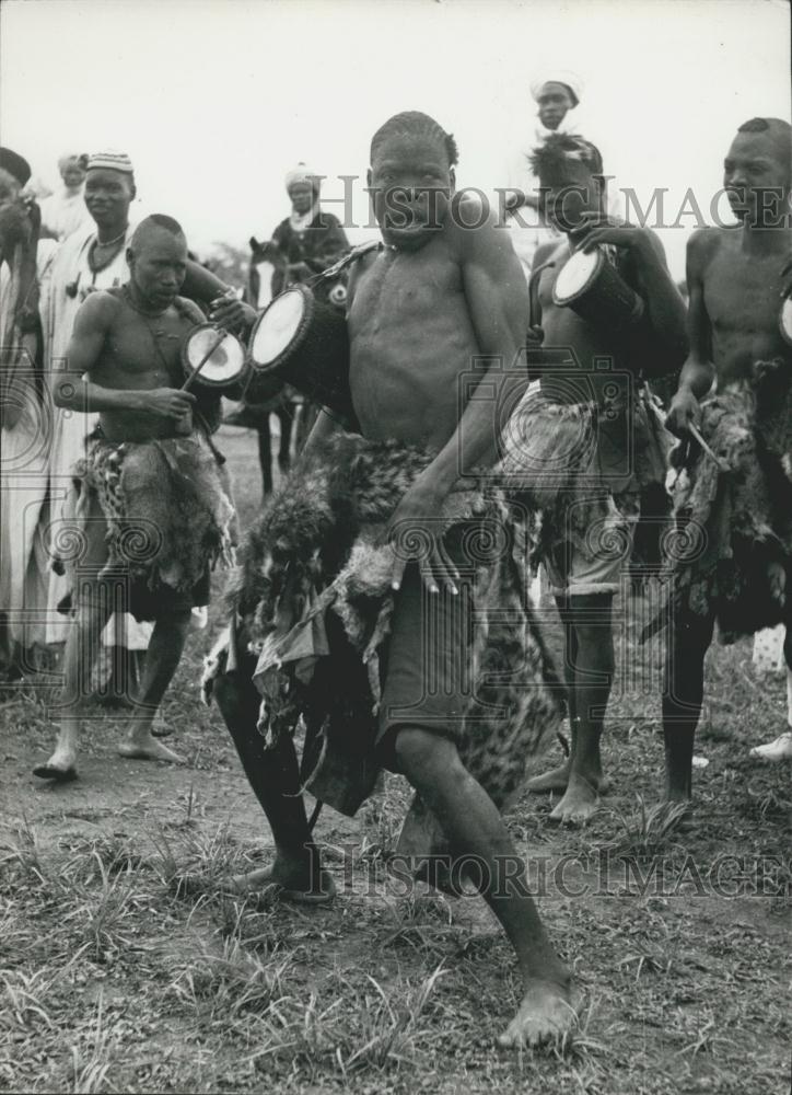 Press Photo Tribesman Wild Men Bauoni Drums Dances - Historic Images