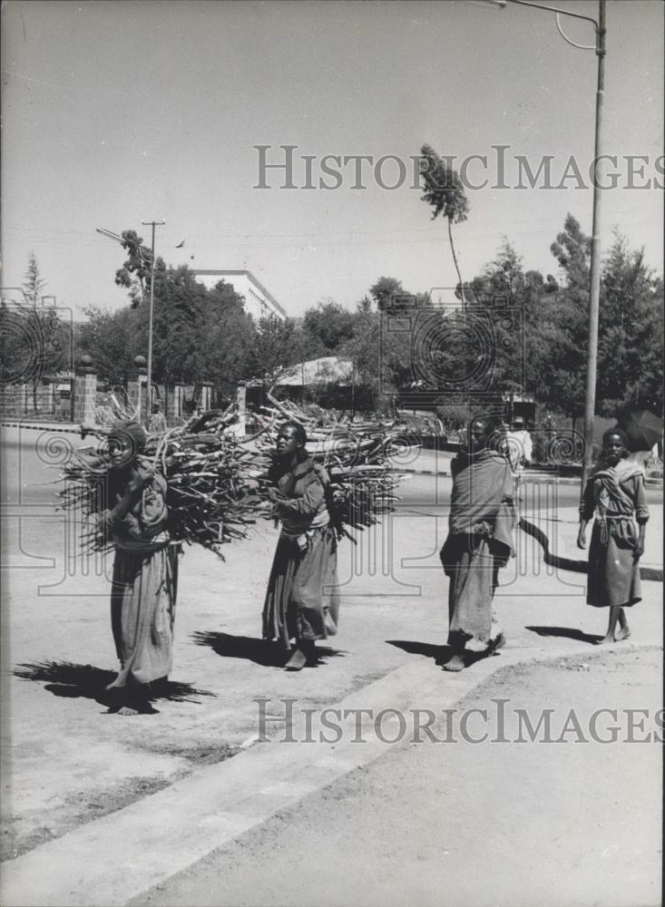 Press Photo Ethiopian Women carrying wood - Historic Images