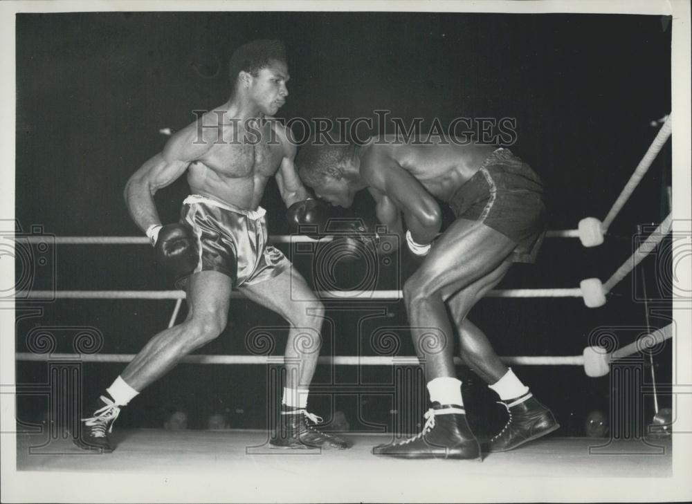 1953 Press Photo Boxer Yolande Pompey knocks out Ray Barnes - Historic Images