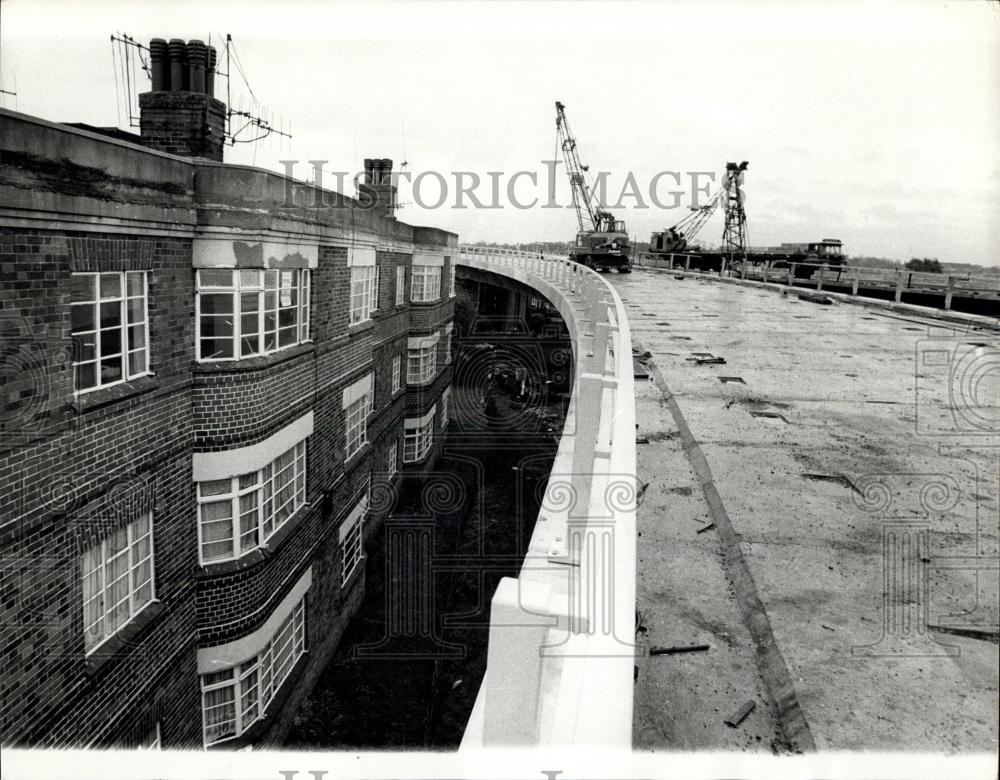 1969 Press Photo Eva Peace Lives Under M.I. Flyover - Historic Images