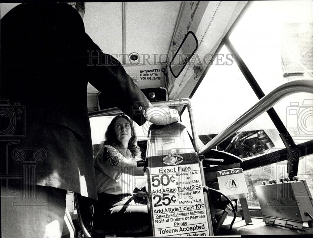 1976 Press Photo Mary Brockway who is driving a great city-bus in US - Historic Images