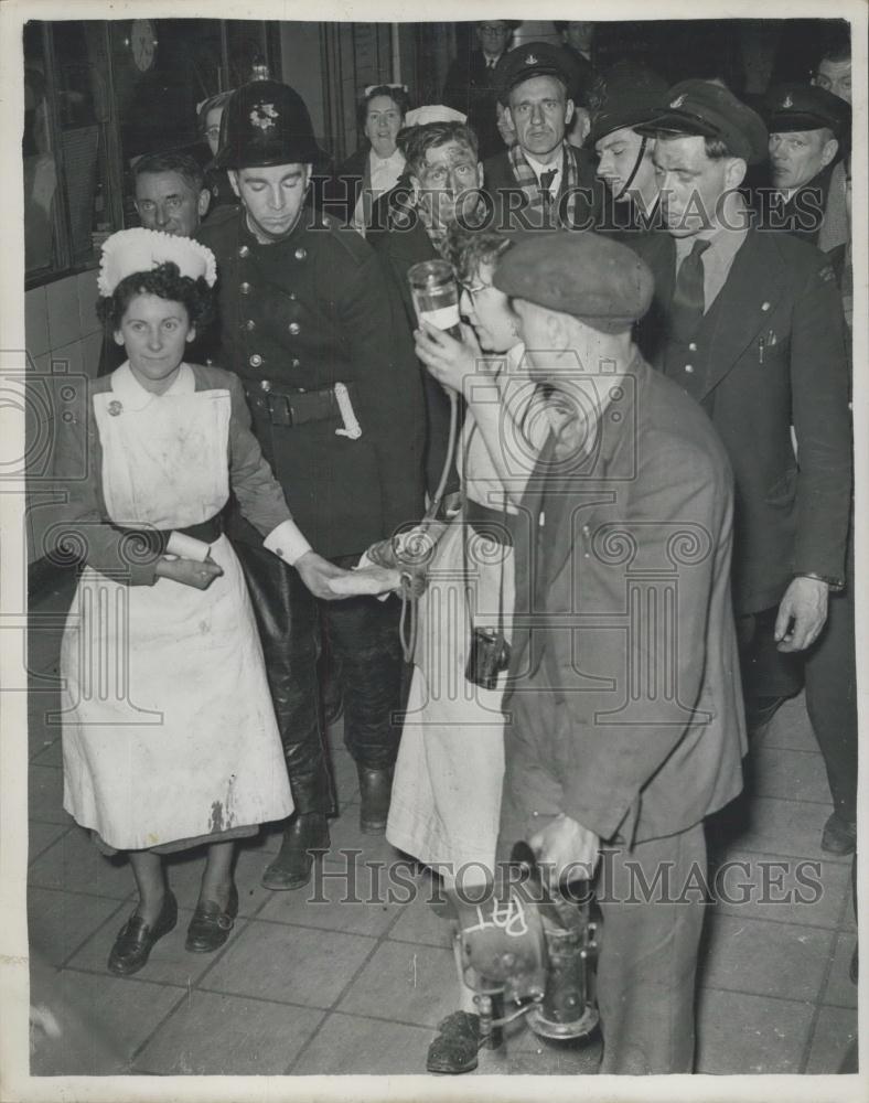 1953 Press Photo Nurse &amp; victim of train crash - Historic Images