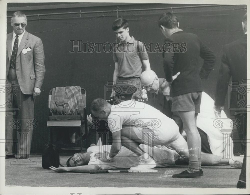 Press Photo Wimbledon Championship E. Buccholz injured ankle Neil Fraser - Historic Images