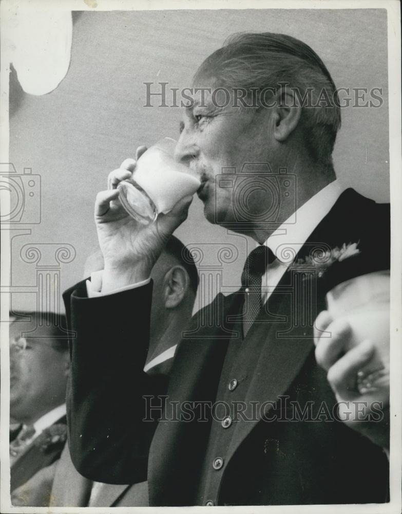 1961 Press Photo Prime Minister Harold Macmillan Drinks A "Pinta" - Historic Images