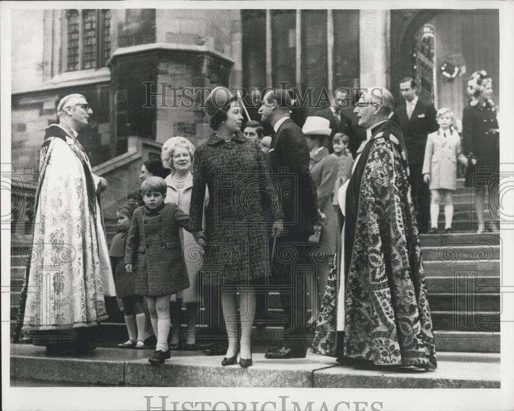 1969 Press Photo Queen Elisabeth II and family leaving St. George&#39;s Chapel - Historic Images