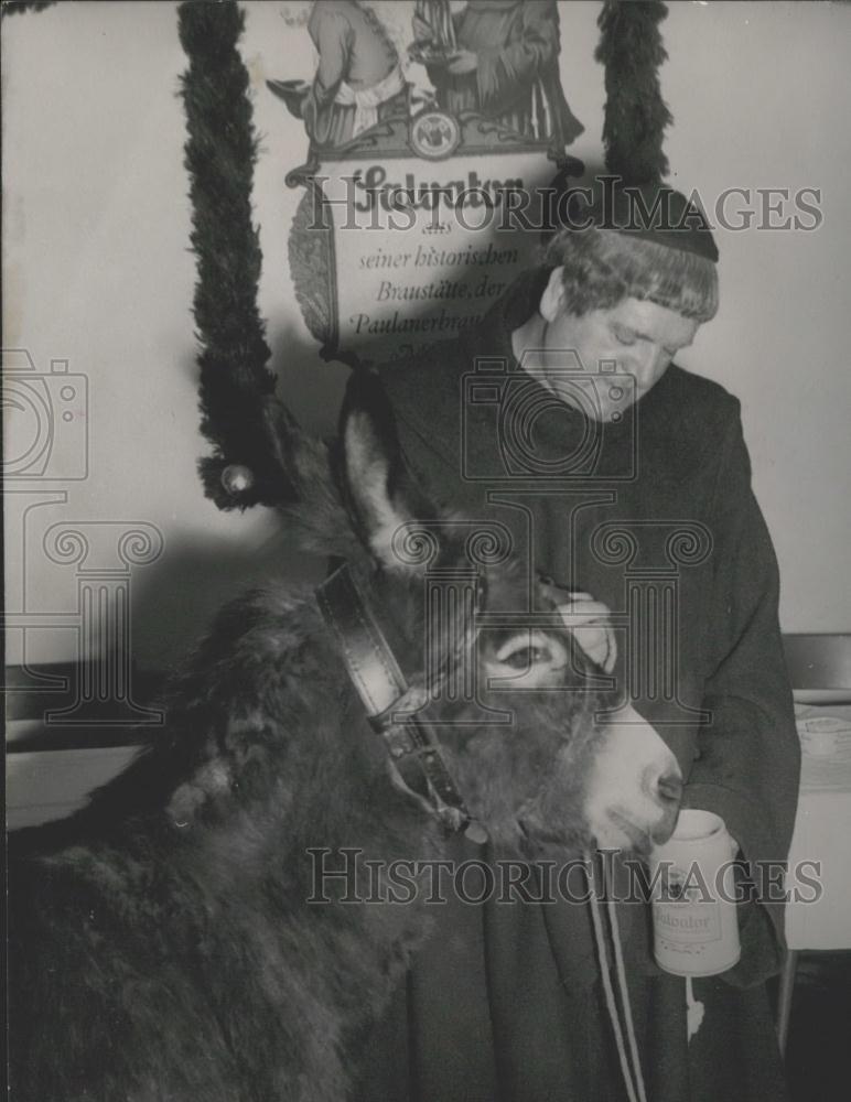 1953 Press Photo actor Franz Froehlich and a donkey - Historic Images