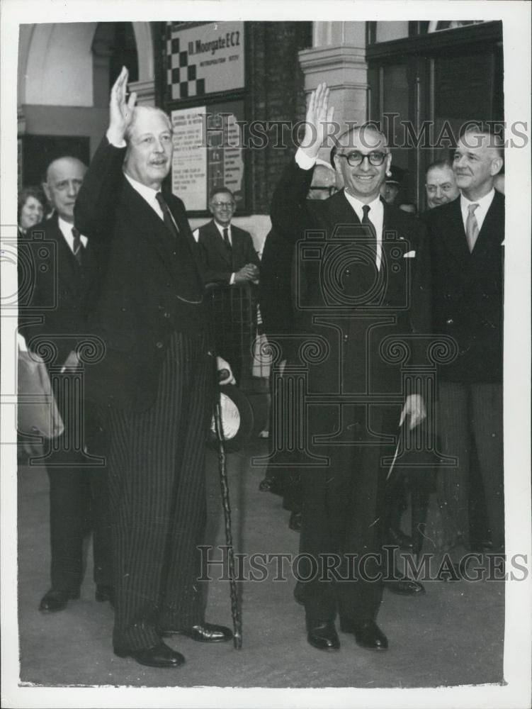 1980 Press Photo President Frondizi And Mr. Macmillan Wave At Victoria Station - Historic Images