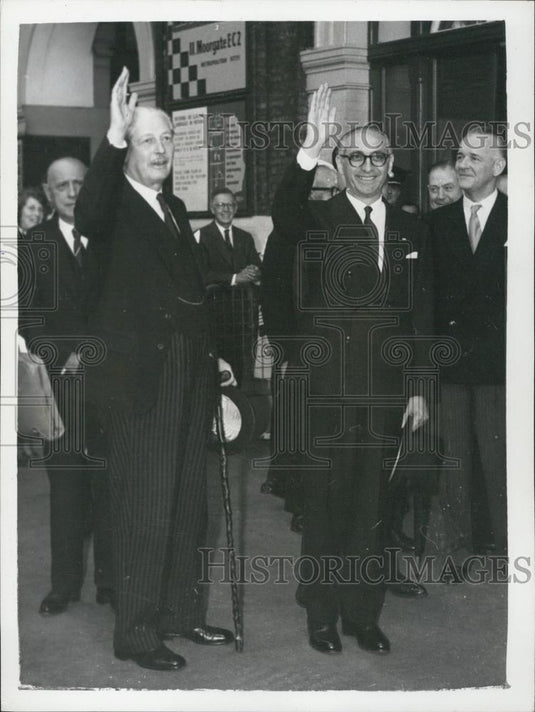 1980 Press Photo President Frondizi And Mr. Macmillan Wave At Victoria Station - Historic Images