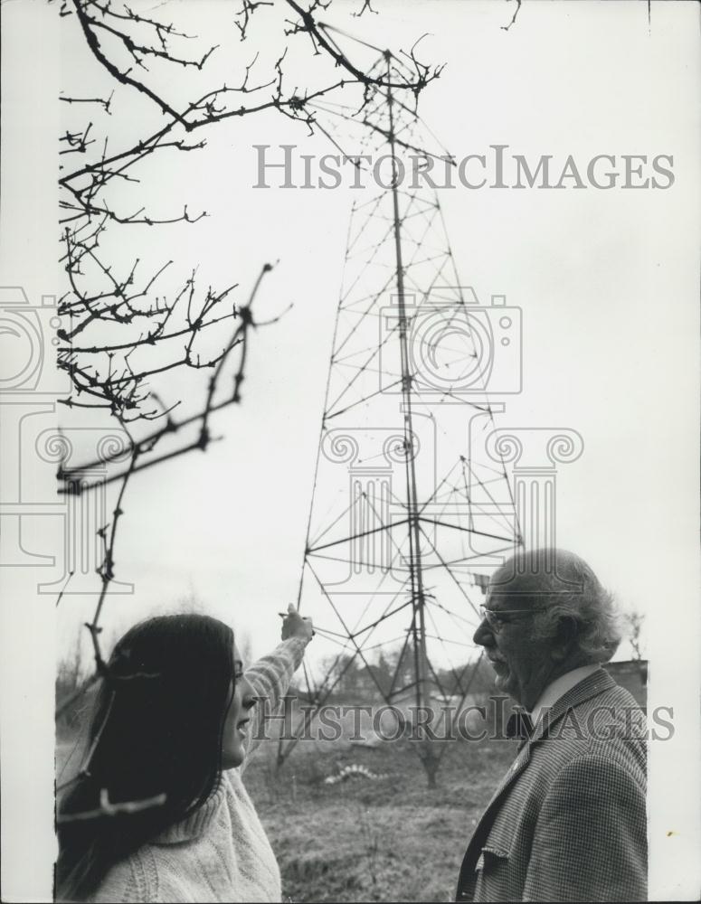 Press Photo Ian Marr and his daughter Celie disuss the Pylon. - Historic Images