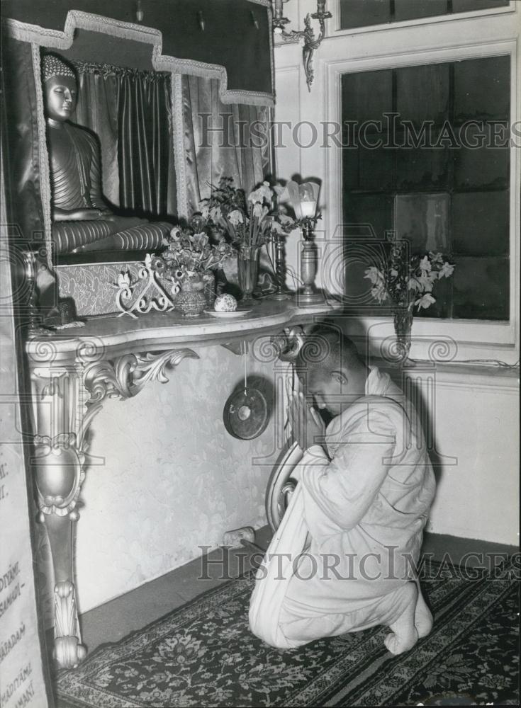 Press Photo London Vihari (temple) boy priest of Buddha - Historic Images