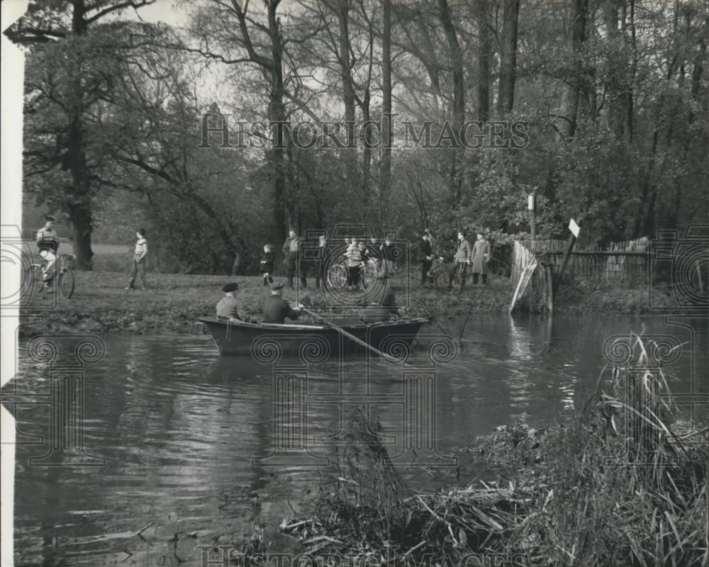 1960 Press Photo Searchers Drag The River Grane For Clues To Missing Brenda Nash - Historic Images