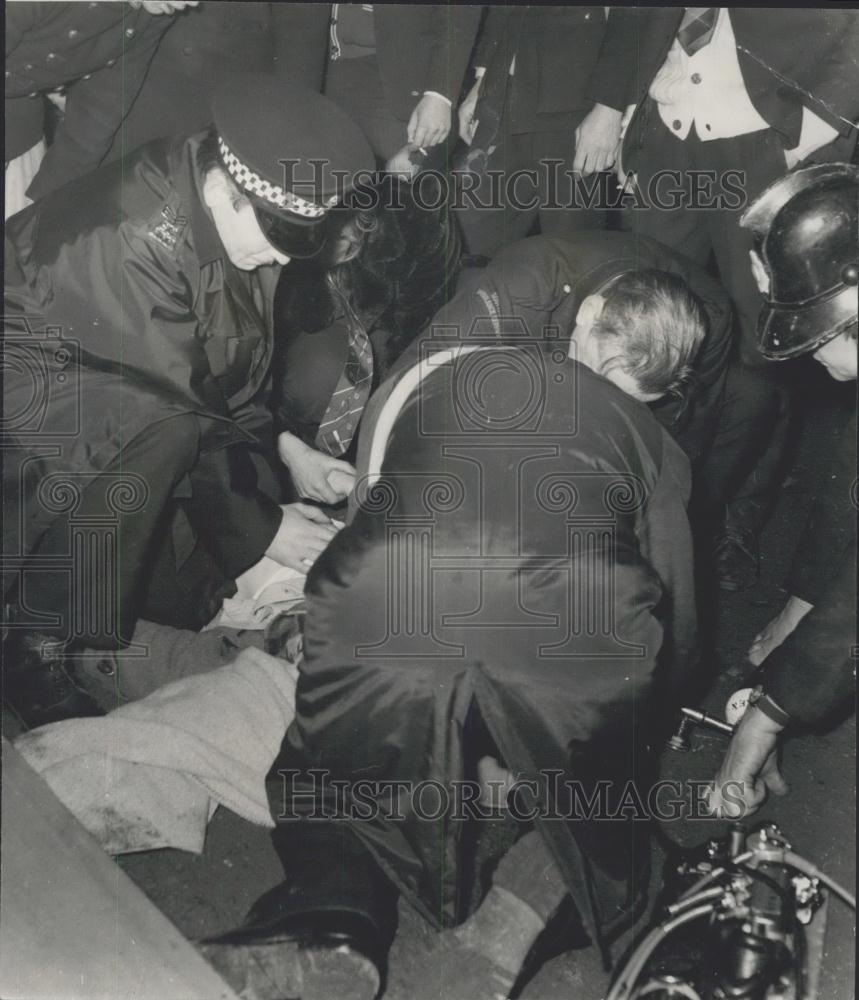 1971 Press Photo Police and ambulance men with a trampled victim - Historic Images