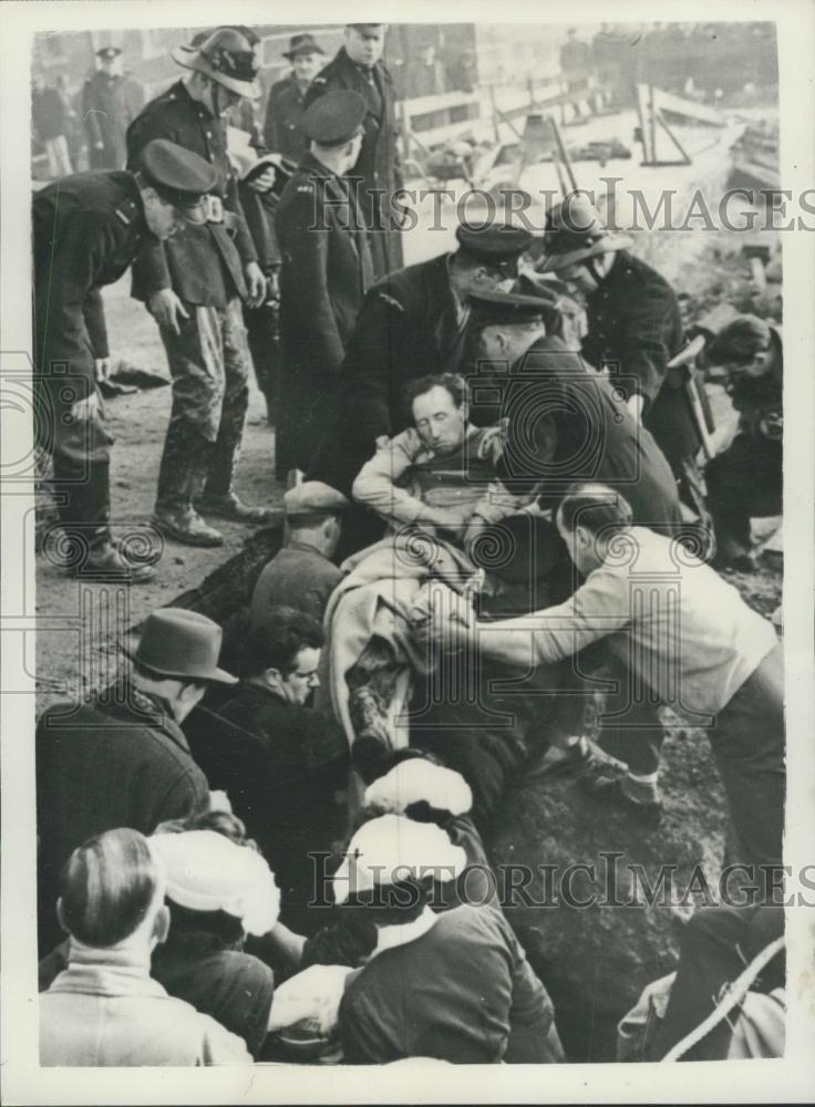 1959 Press Photo Reginald Graham ,leg amputated to free him from collapse - Historic Images