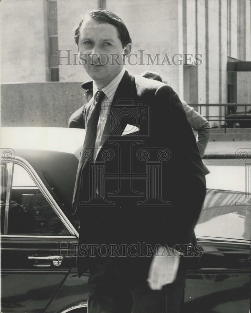 1969 Press Photo Robert Maxwell and Representatives of the U.S. Leasco Group - Historic Images