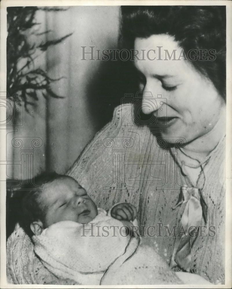 1953 Press Photo Mrs. McCracken and he rbaby Elizabeth - Historic Images