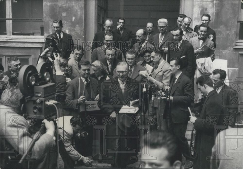 1957 Press Photo Rene Pleven surrounded by Newspapermen - Historic Images