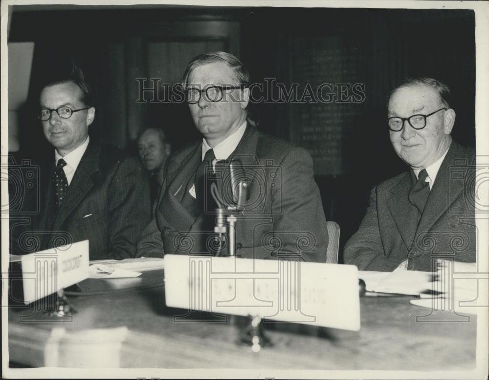 1957 Press Photo Sir Edwin Plowden William Penney John Cockroft Atomic Energy - Historic Images