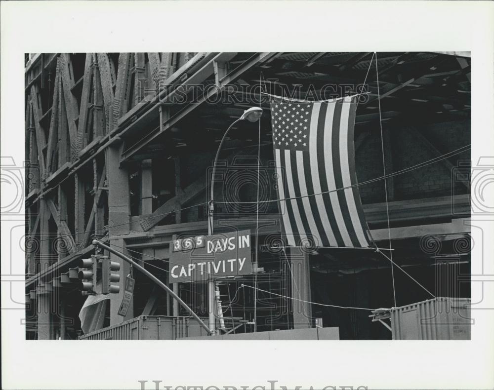 1980 Press Photo Sign 365 Days In Captivity American Flag - Historic Images