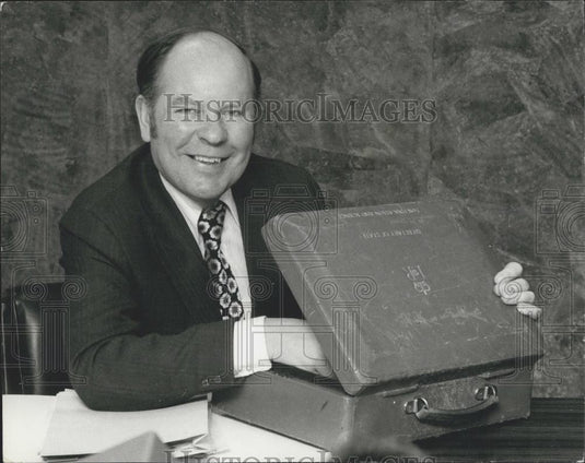 1974 Press Photo Mr. Reg Prentice who is the new Education and Science Secretary - Historic Images